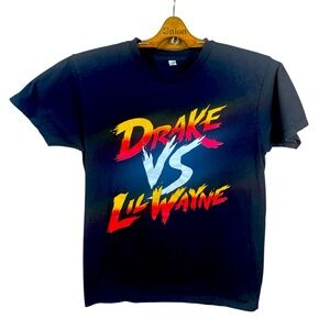 Drake VS Lil Wayne Men’s/ Unisex Graphic Short Sleeve T-Shirt Size UNREADABLE